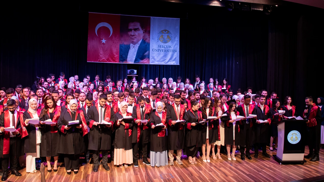 Selçuk Üniversitesinde genç hekimler diplomalarına kavuştu